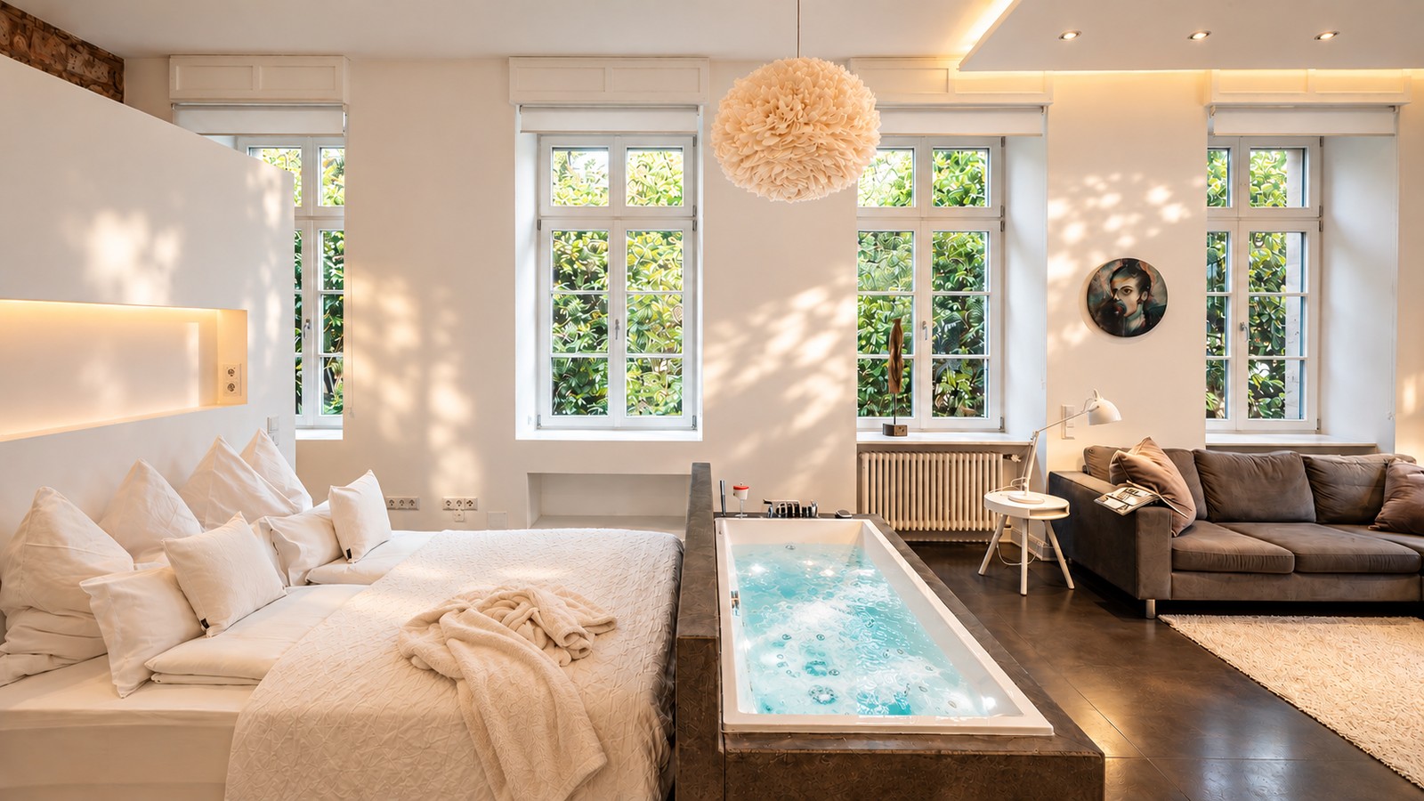 Open-plan bedroom and living area with private in-room whirlpool in the Executive Loft Residence Heidelberg