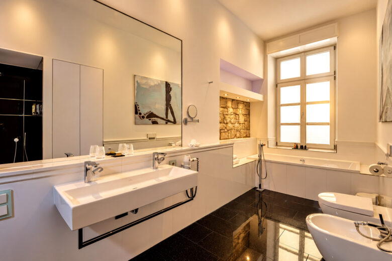 Spacious bathroom in the Signature Two-Bedroom Residence Heidelberg with warm evening light