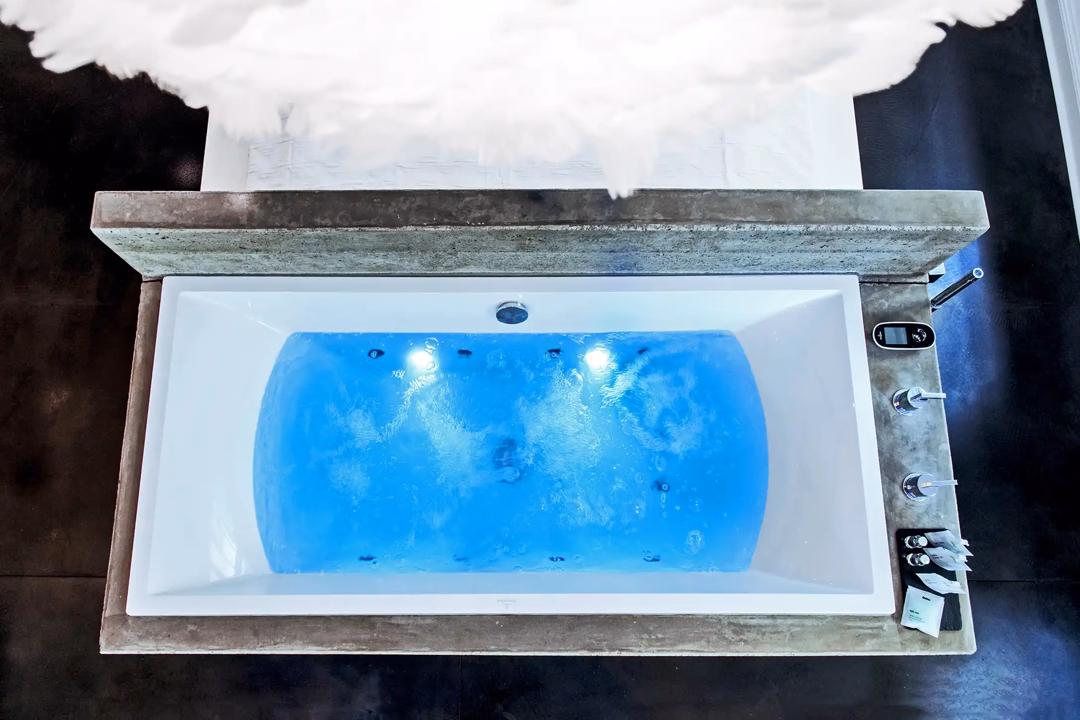 Private whirlpool with LED lighting in the Grand Superior Loft