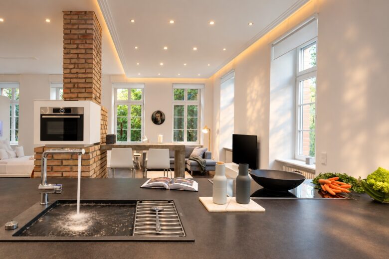 Private kitchen with cooking island in the Executive Loft Residence Heidelberg