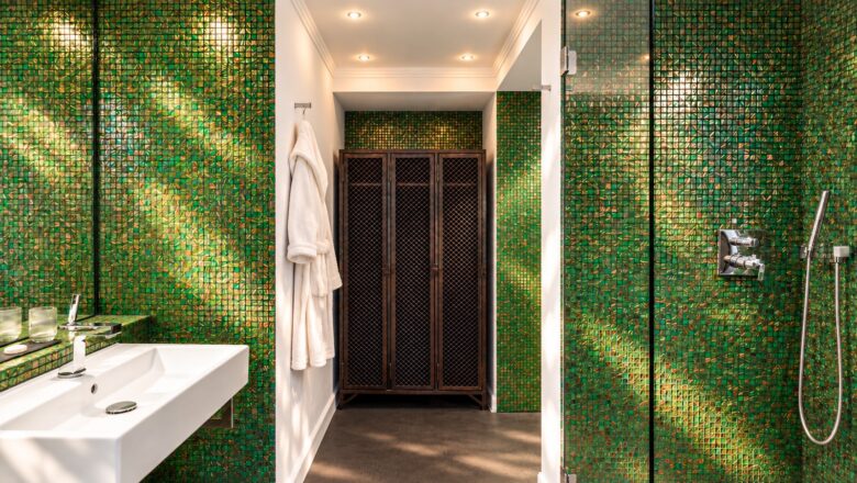Private bathroom with walk-in shower and green mosaic tiles in the Executive Loft Residence Heidelberg