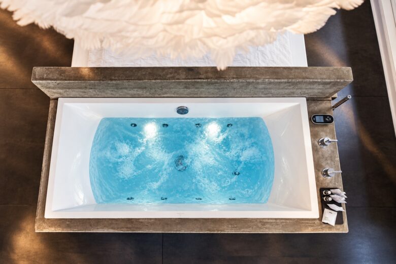 Private in-room whirlpool with massage jets in the Executive Loft Residence Heidelberg