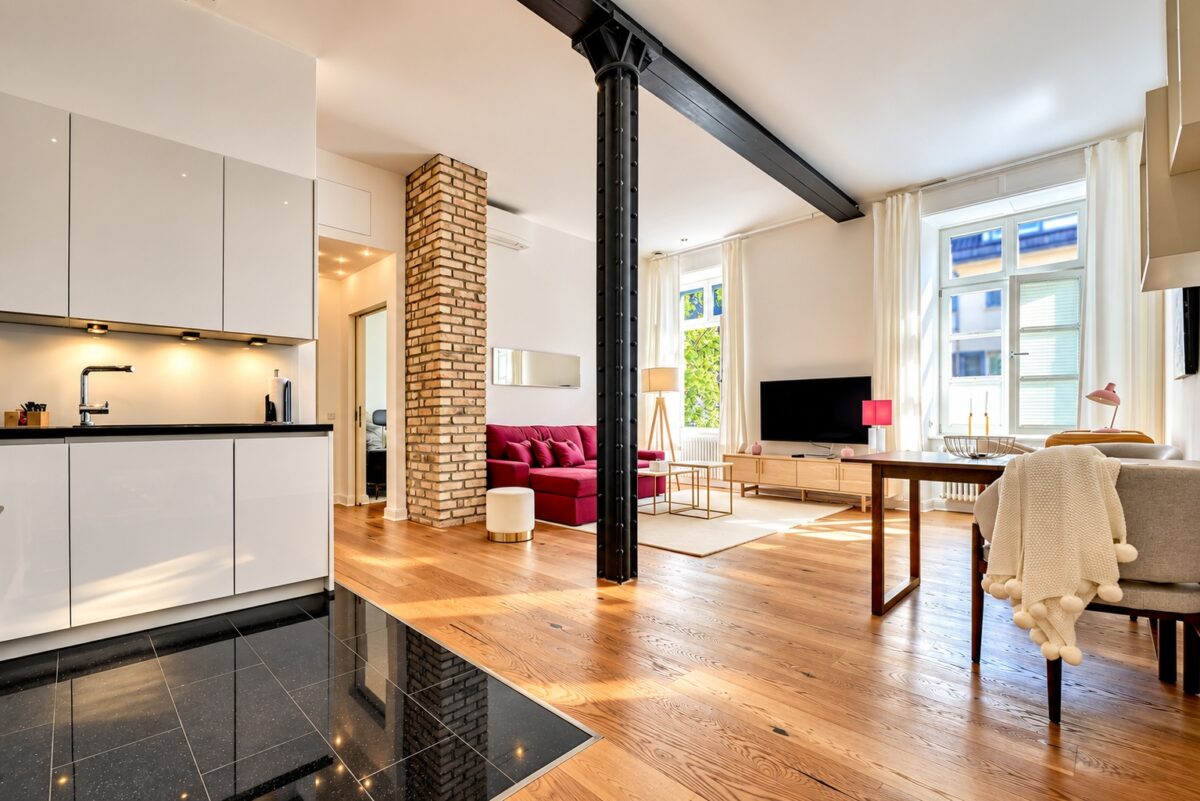 Open-plan living area and private kitchen in the Executive One-Bedroom Residence Heidelberg