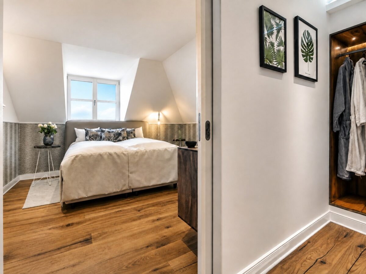Private king bedroom with wardrobe in the Executive Serviced Apartment Heidelberg