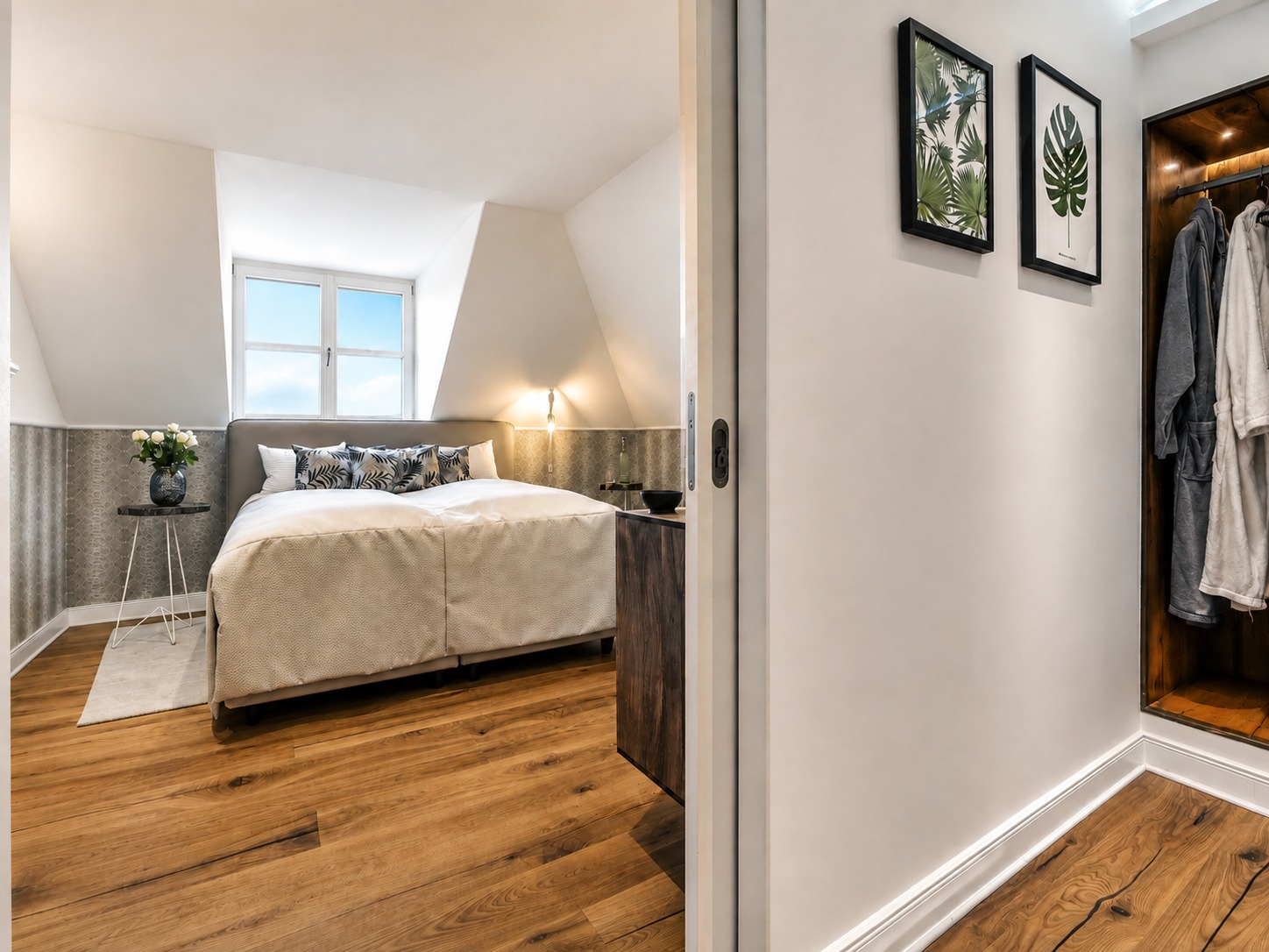 Private king bedroom with wardrobe in the Executive Serviced Apartment Heidelberg