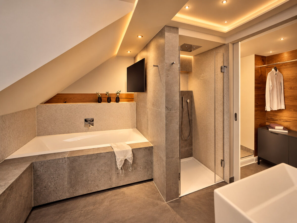 Bathroom with bathtub and walk-in shower in the Grand Loft Residence Heidelberg