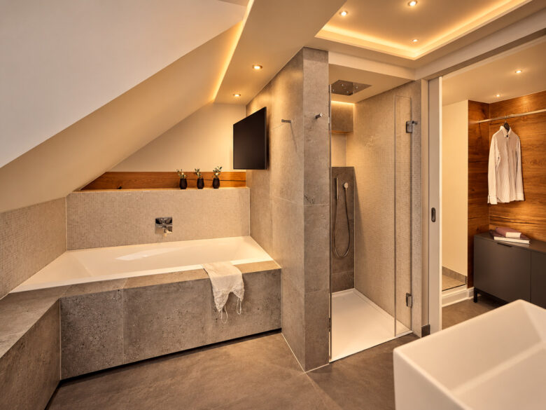 Bathroom with bathtub and walk-in shower in the Grand Loft Residence Heidelberg