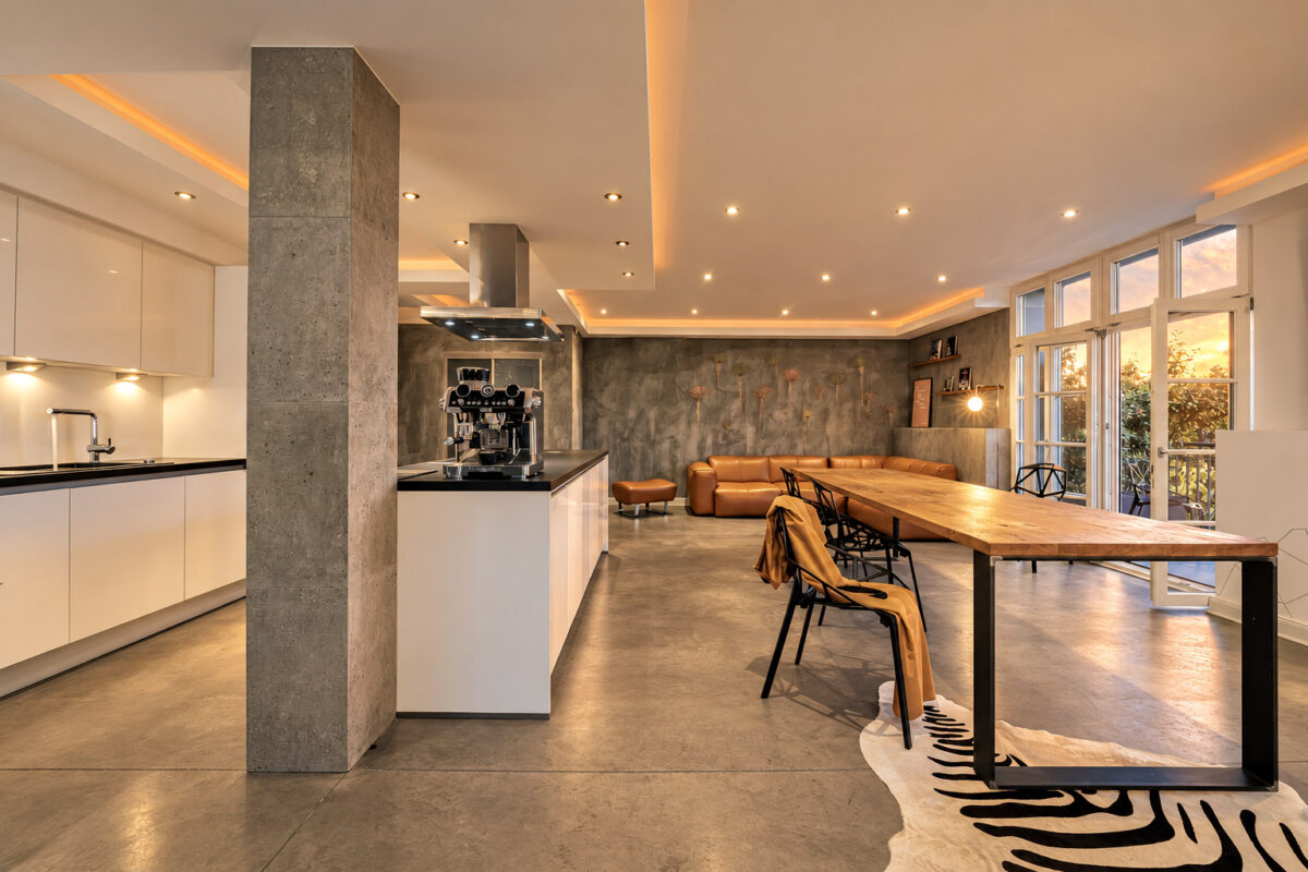 Open-plan kitchen and dining area in the Grand Loft Residence Heidelberg at sunset