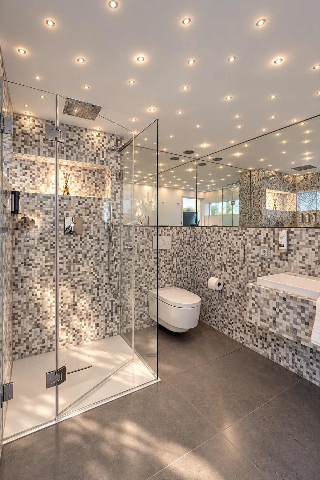 Private bathroom with walk-in rain shower in the Business Studio Residence Heidelberg