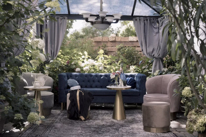 Elegant private garden lounge with velvet seating and refined décor at Boutique Suites & Residences Heidelberg.