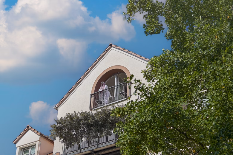 Guest enjoying a private balcony surrounded by greenery at Boutique Suites & Residences Heidelberg, ideal for long stays.