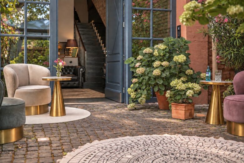 Private hotel entrance with elegant lounge seating and flowers at Boutique Suites and Residences Heidelberg.