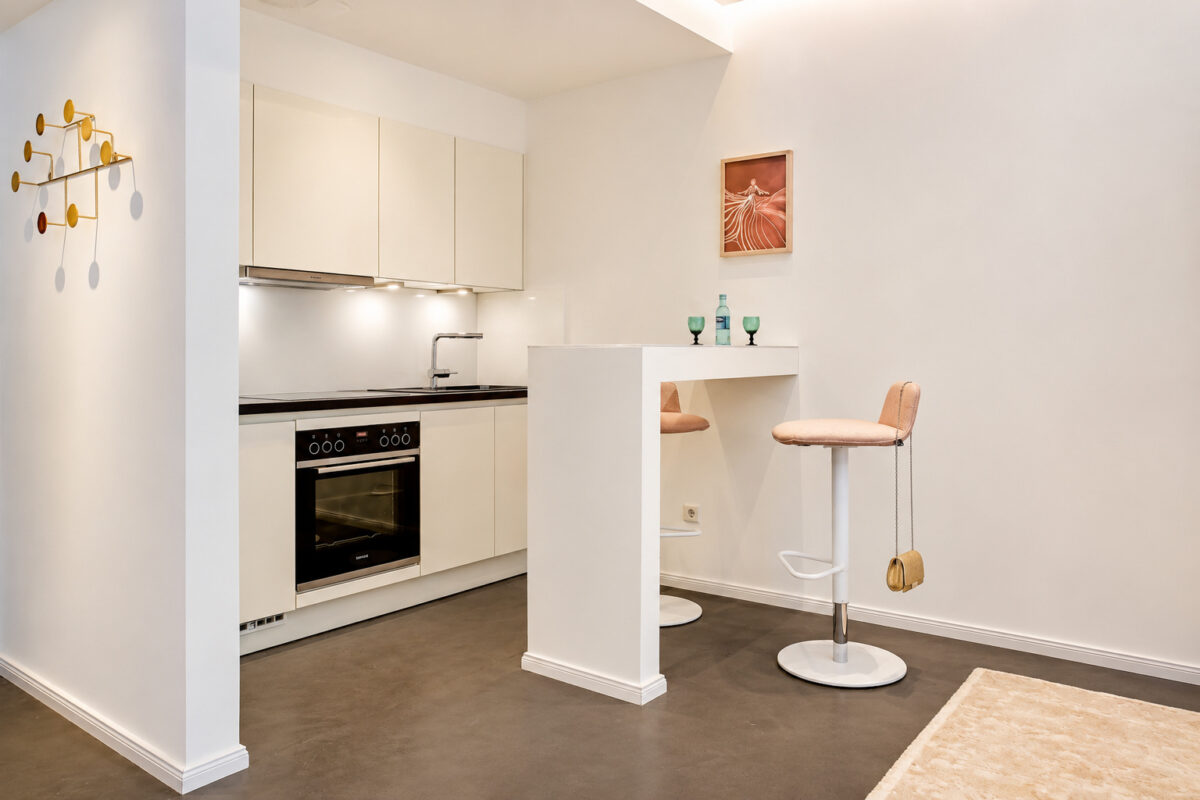 Fully equipped private kitchen with breakfast bar in the Business One-Bedroom Residence Heidelberg
