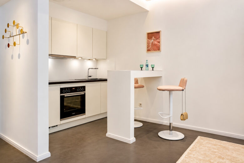 Fully equipped private kitchen with breakfast bar in the Business One-Bedroom Residence Heidelberg