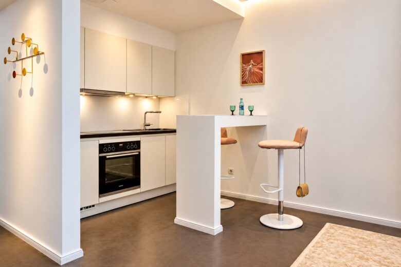 Fully equipped private kitchen with breakfast bar in the Business One-Bedroom Residence Heidelberg