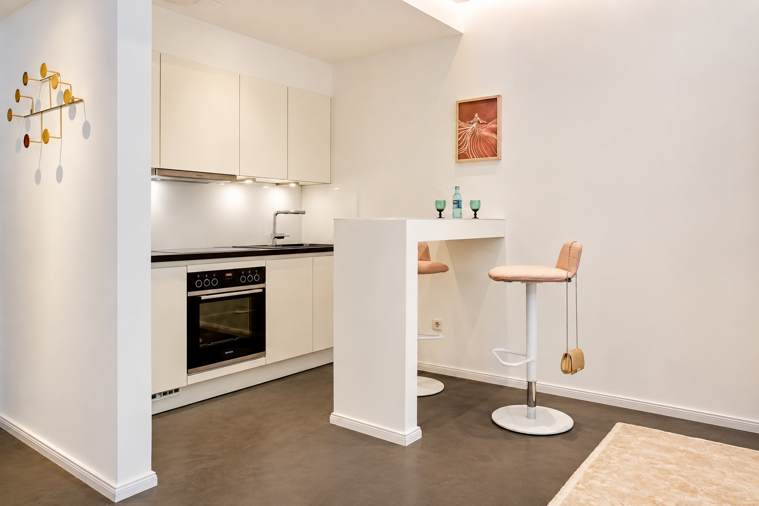 Fully equipped private kitchen with breakfast bar in the Business One-Bedroom Residence Heidelberg