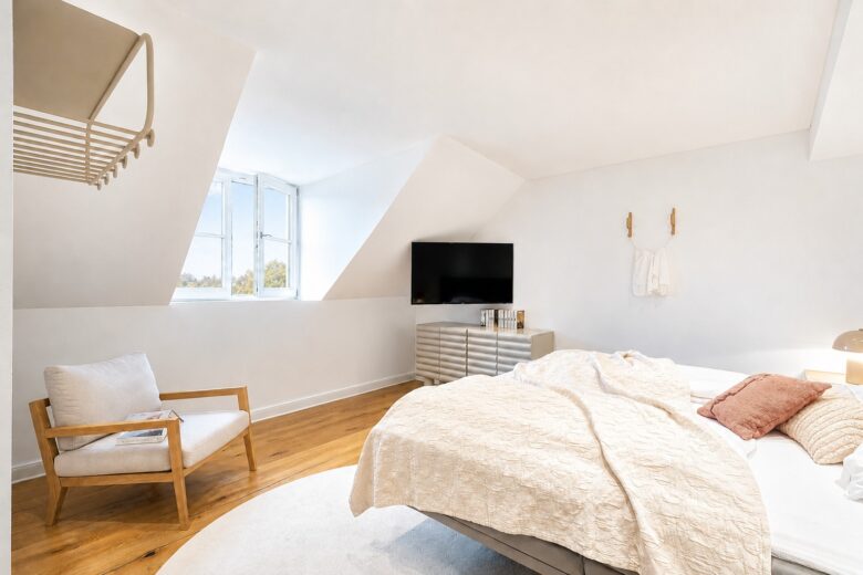 Bright private king bedroom in the Two-Bedroom Companion Apartment Heidelberg
