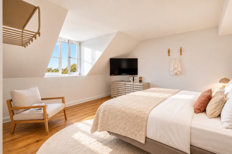Private master bedroom in the Two-Bedroom Companion Apartment Heidelberg with professionally prepared bed