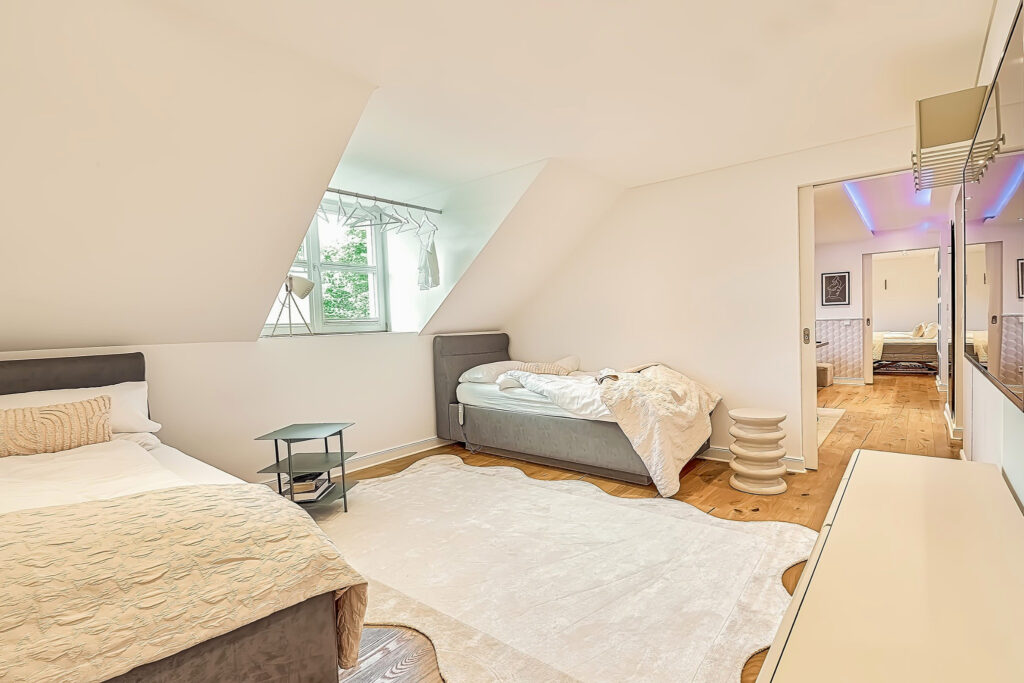 Twin bedroom with two separate beds in the Two-Bedroom Companion Apartment Heidelberg