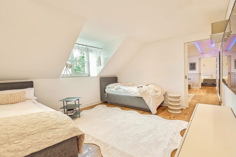 Twin bedroom with two separate beds in the Two-Bedroom Companion Apartment Heidelberg