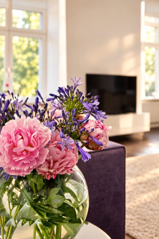 Fresh flowers in the living area of the Executive Loft Residence Heidelberg