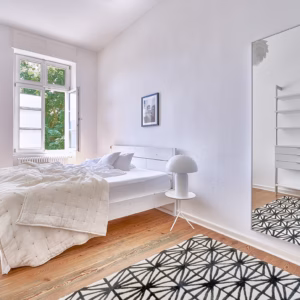 Bright master bedroom with large mirror and modern storage space – ideal for long-term stays in Heidelberg