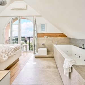 Luxury long-stay suite at Boutique Suites and Residences Heidelberg with king-size bed, whirlpool bathtub, and balcony view