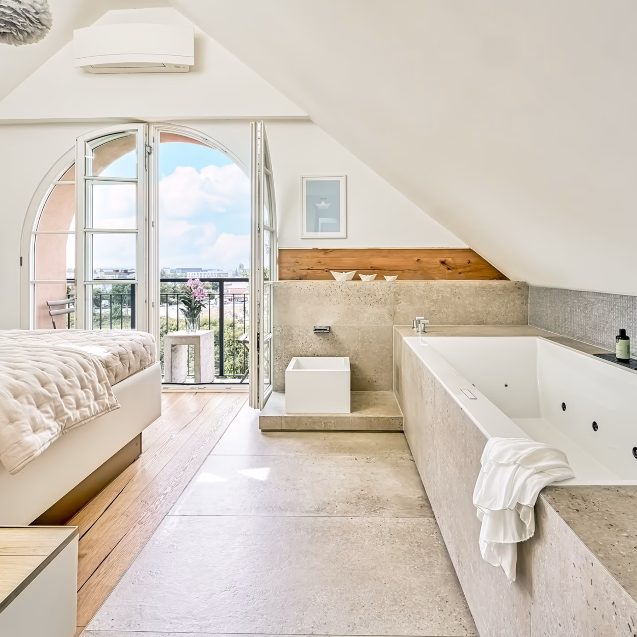 Luxury long-stay suite at Boutique Suites and Residences Heidelberg with king-size bed, whirlpool bathtub, and balcony view