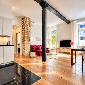 Open-plan living area and private kitchen in the Executive One-Bedroom Residence Heidelberg